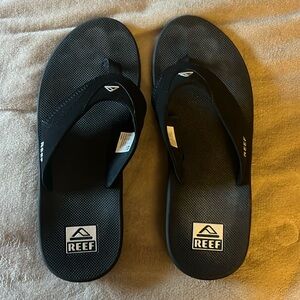 EUC men’s Reef sandals size 11